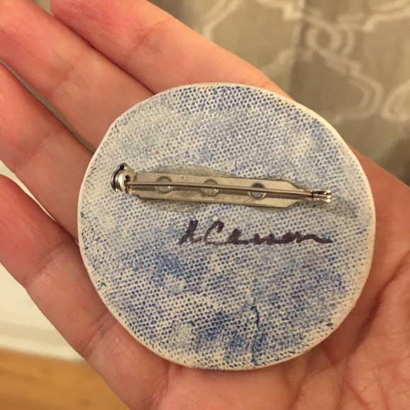 Artist signed Kokopelli glazed clay brooch - Picture 4 of 4